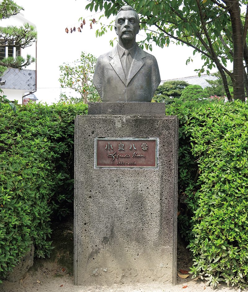 八雲胸像