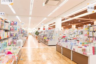「無書店自治体が3割近く」という現状で、作家と読者を結ぶ「リアル体験」に取り組む“街の書店”の…