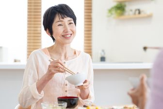 腸をよみがえらせる「食品」「習慣」ランキング　注目はヨーグルトやみそ汁、“充分な水分摂取”で蠕動運動を促進【医師と食のプロが回答】