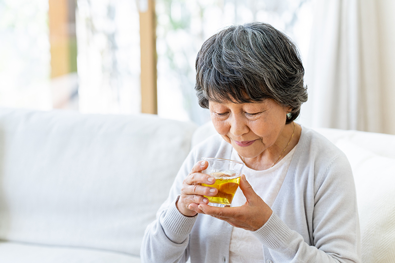 お茶を飲むシニア