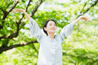 《呼吸をおろそかにすると肩こりや高血圧、認知機能低下も》老け呼吸を“長生き呼吸”に変える「呼…