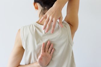 背中のこりは腰痛、肩こりの原因＆太りやすい体質に…やせて痛みがとれる「1日3分の背中ストレッチ」を整体師が伝授