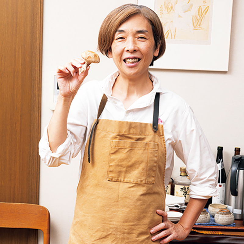 きのこを持った女性