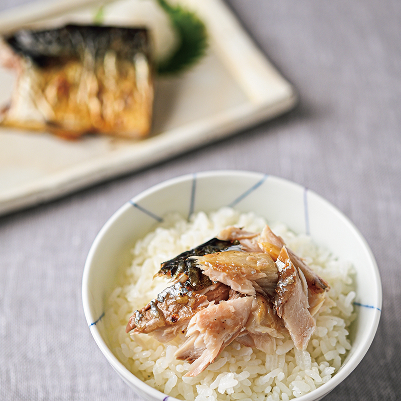 鯖の切り身をごはんの上に置いている