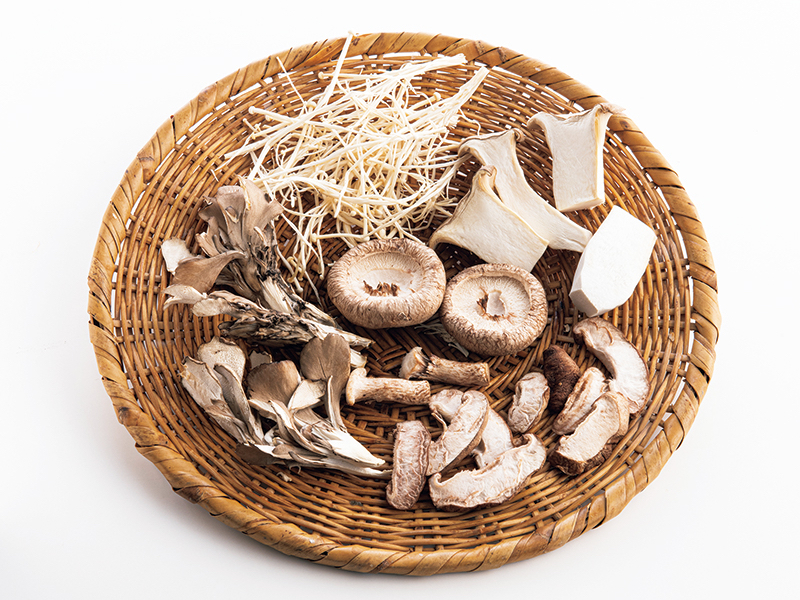 ざるできのこを干している