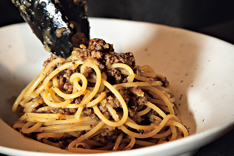 皿にパスタを盛っている