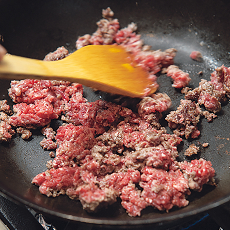 ひき肉を炒めている