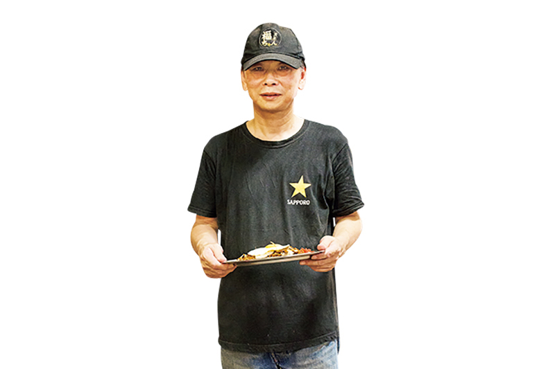 黒いTシャツを着た男性