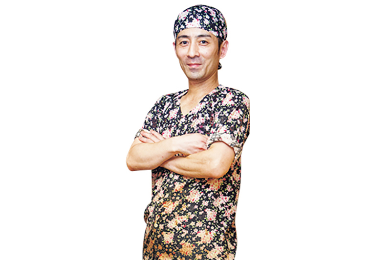 バンダナを巻いた男性