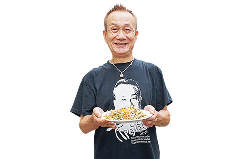 黒いTシャツを着た男性
