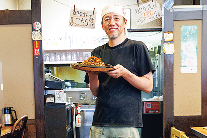 黒いTシャツを着た男性