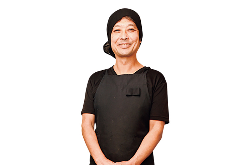黒いTシャツを着た男性