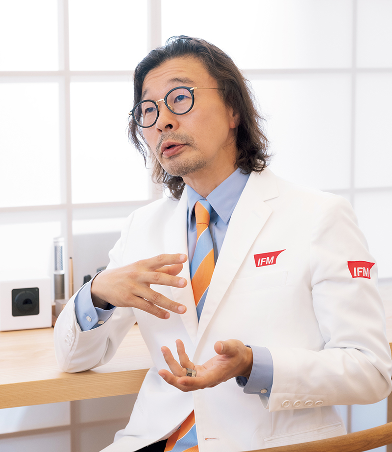 白いジャケットの男性