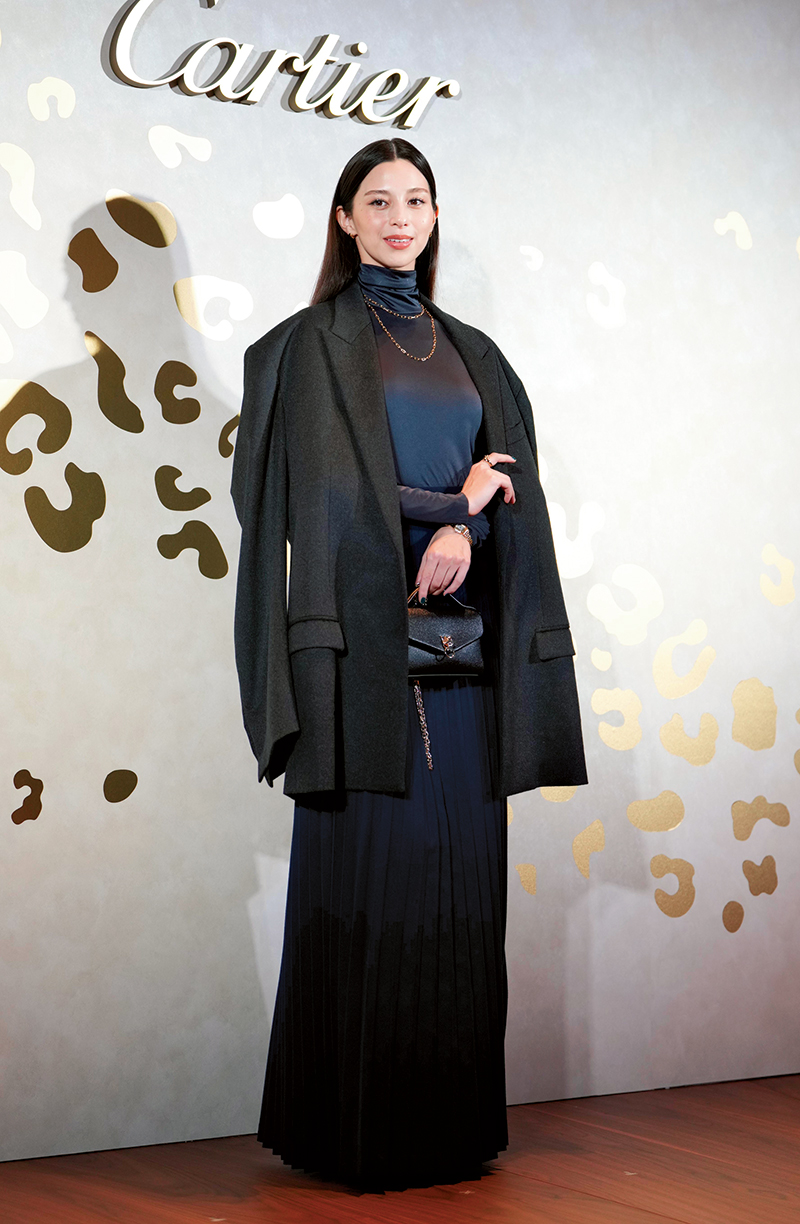 中条あやみ、“奇跡の9等身”が際立つロングコート×ロングスカート