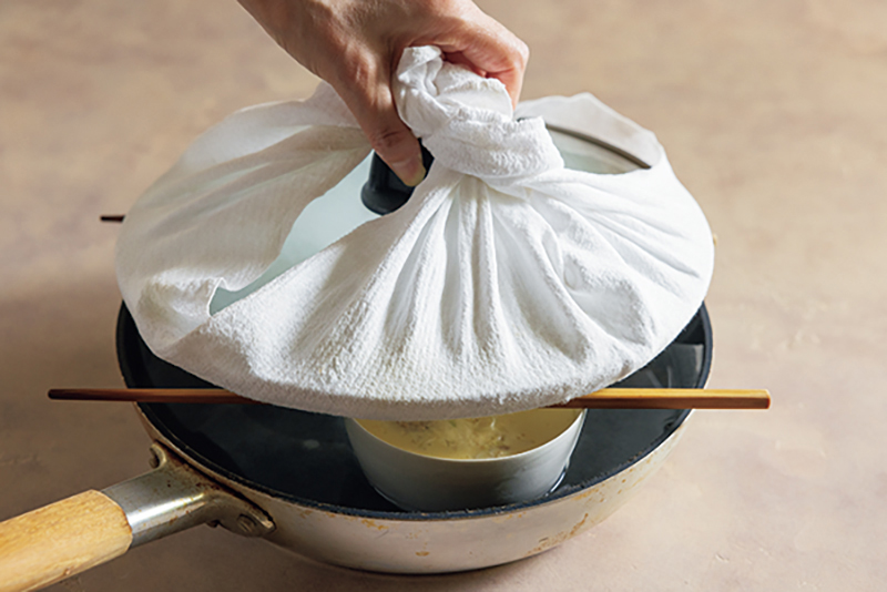 茶碗蒸しを蒸している