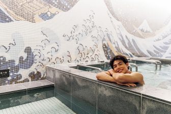 《スーパー銭湯が進化》“筋肉王子”ことTHE RAMPAGE・武知海青が体験!「絶景&美食」「都会のオア…