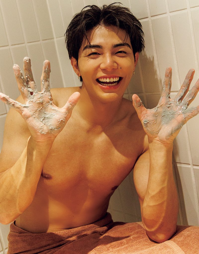 女性用内湯には、顔に泥パック（写真下）を塗りながら足湯ができる「足湯泥パックコーナー」（女湯のみ）