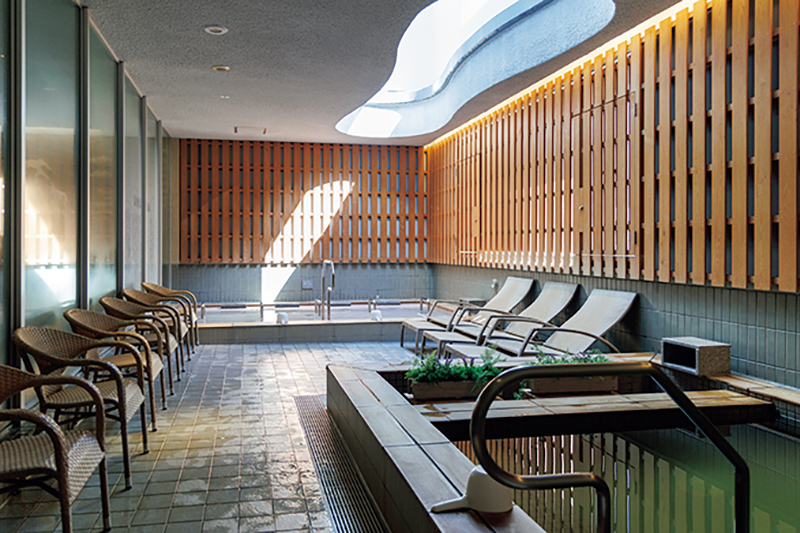 やわらかな光が差し込む、半露天風呂（女性用）