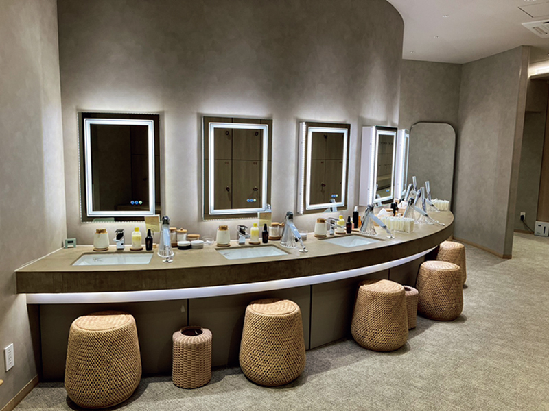 パーソナルなスペースが確保された女性用のパウダールーム