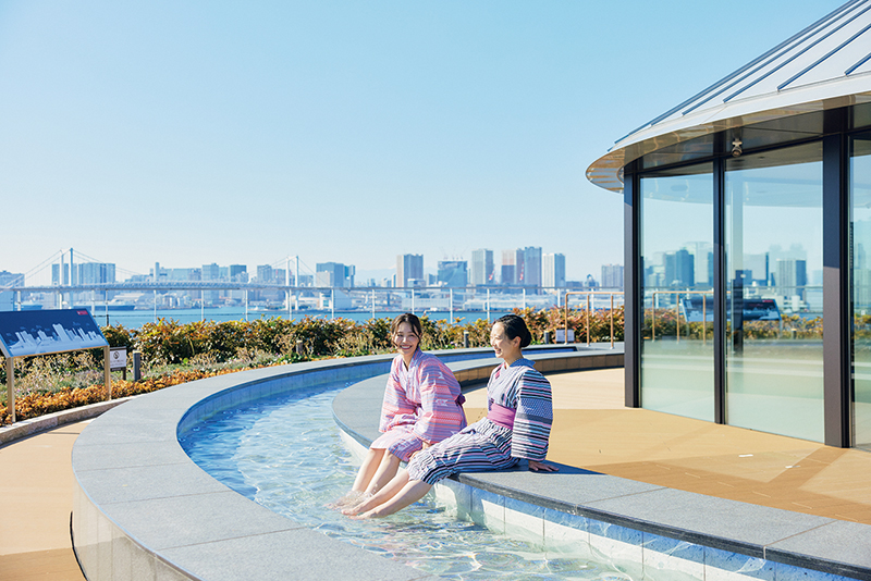屋上の「展望足湯庭園」から、都心を一望できる