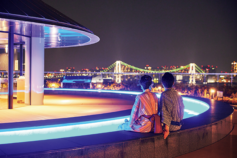 夜はレインボーブリッジが輝く幻想的な風景が広がり、ムード満点