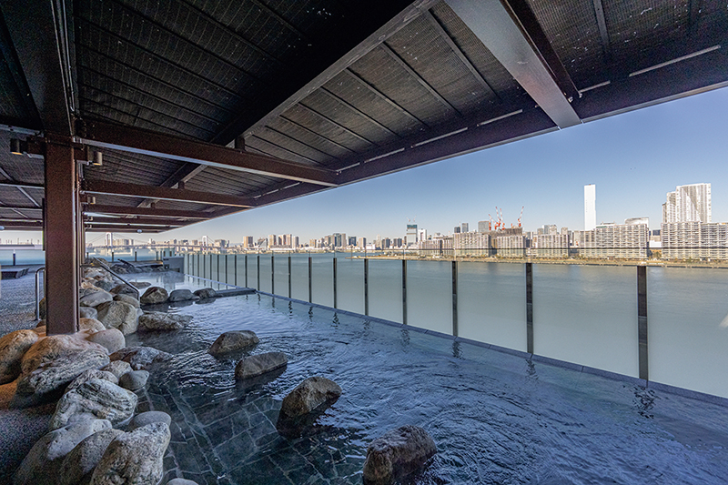 名湯として名高い箱根温泉と湯河原温泉の源泉を毎日輸送