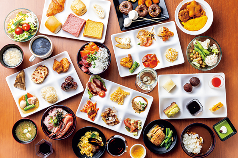 名物のビュッフェでは、豊洲市場直送の魚介などが豊富にそろう