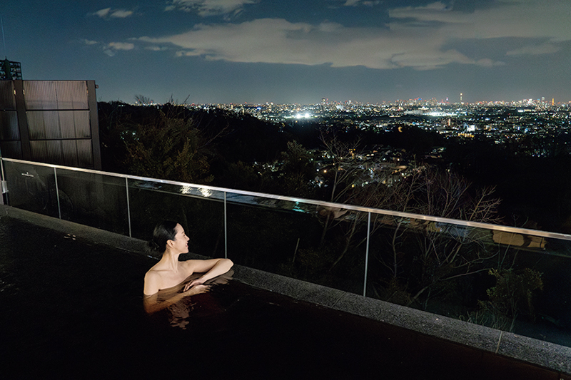 温泉は弱アルカリ性の炭酸水素塩泉。露天風呂では、あつ湯とぬる湯、替わり湯が楽しめる