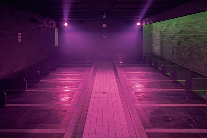 岩盤浴「花霞の間」には、音楽と光、ミストがやさしく満ちる