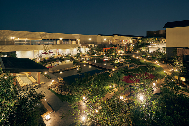 ファンタジックな世界へと誘う、夜のライトアップ風景