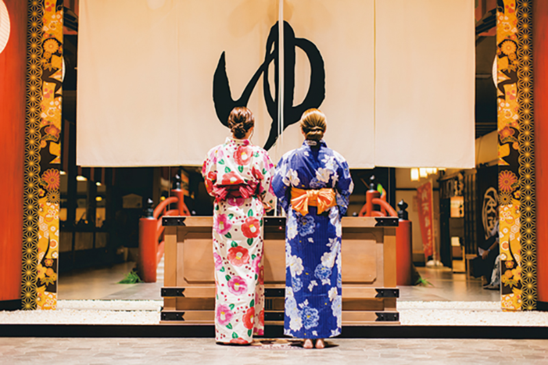 館内着はかわいらしい色柄の浴衣で、日本の文化や歴史も楽しめる