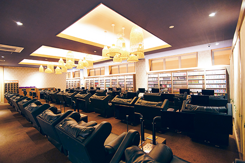 新刊もいち早く並ぶ、休憩エリア内の漫画コーナー