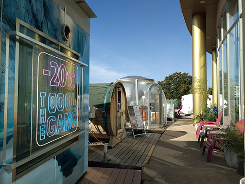 5階の岩盤浴テラスには、テント型サウナやバレルサウナが並ぶ