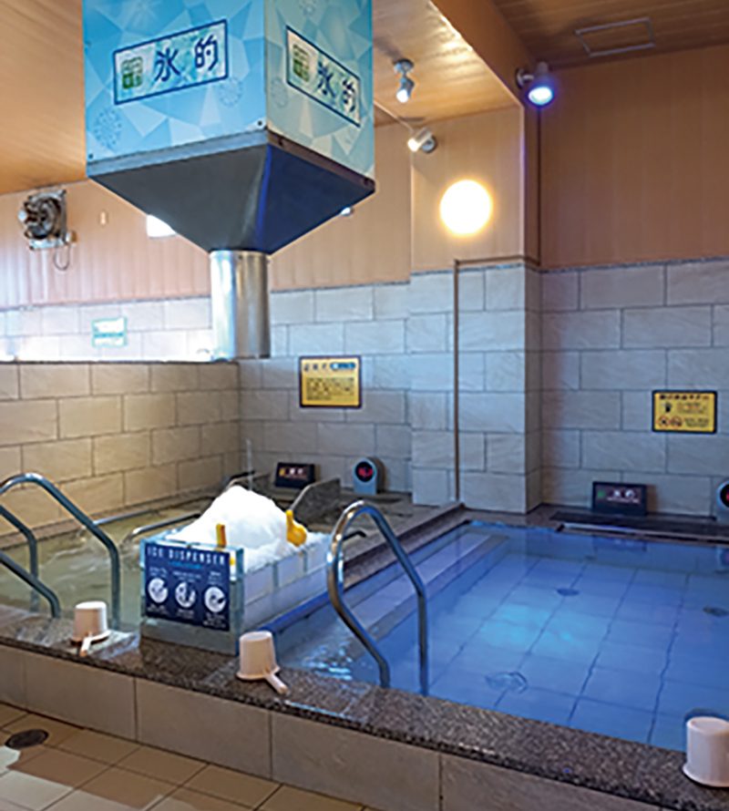 大浴場の「水風呂」には、全自動アイスディスペンサーを設置