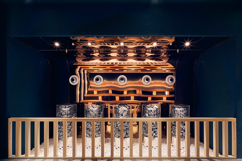 「ドラゴンロウリュ」では、毎時00分は5台のストーブが一斉にロウリュをスタート