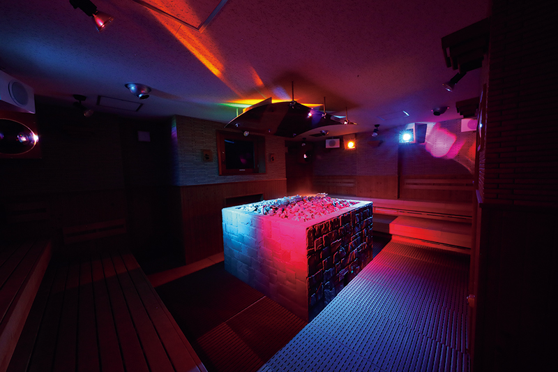 岩盤浴「熱響体汗房」では、20分に1回、音楽とレーザー光線、スモークによる「コンサートロウリュ」が行われ、クラブ気分で汗をかける