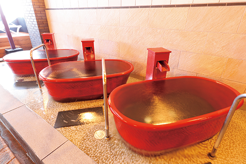 大きな壺の中でゆったりとくつろげる「壺湯」で、ぜいたくなひとときを