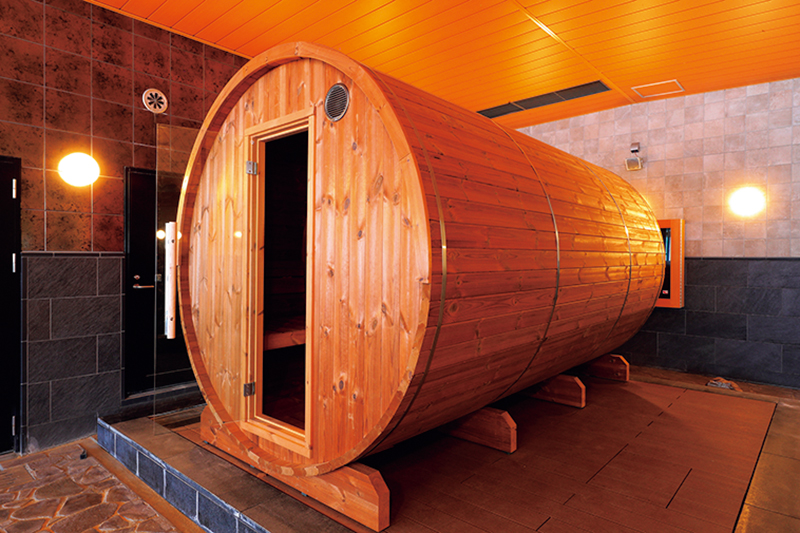 半露天のゾーンには、「バレルサウナ」を設置