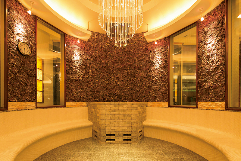 セルフロウリュが楽しめる岩盤浴「艶の房」はゴージャスな雰囲気