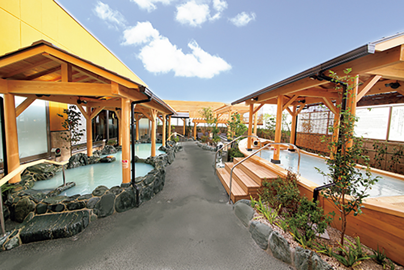 開放的な露天の船風呂。繊細な気泡を含んだ湯は、絹のような肌ざわり。