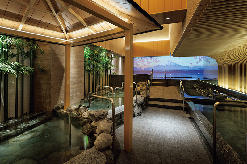 お湯は「神戸みなと温泉」の天然温泉。女性大浴場には肌の潤いや髪にツヤを与える効果が期待できる軟水装置を設置