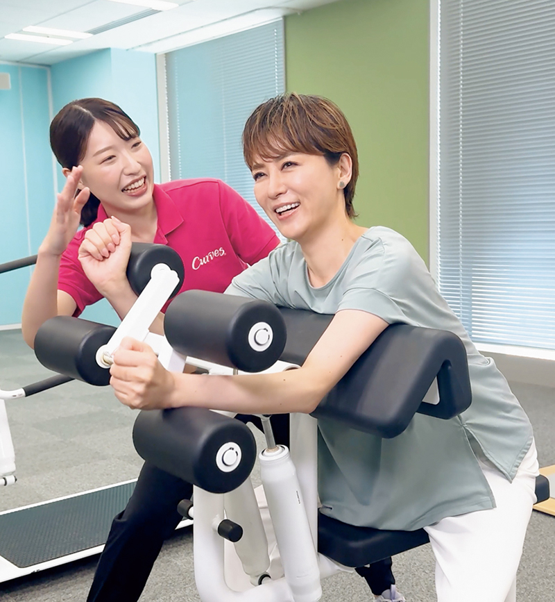 運動する鈴木砂羽さん