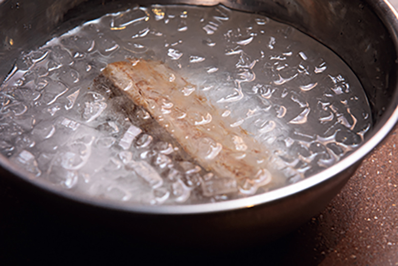 氷水に入ったかつおのさく