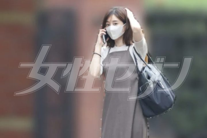 電話をする田中みな実（2022年）