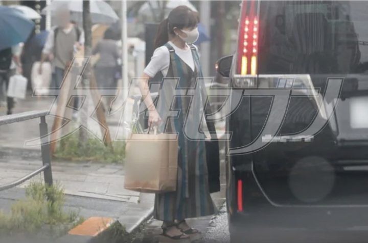 車に乗り込む（2020年）