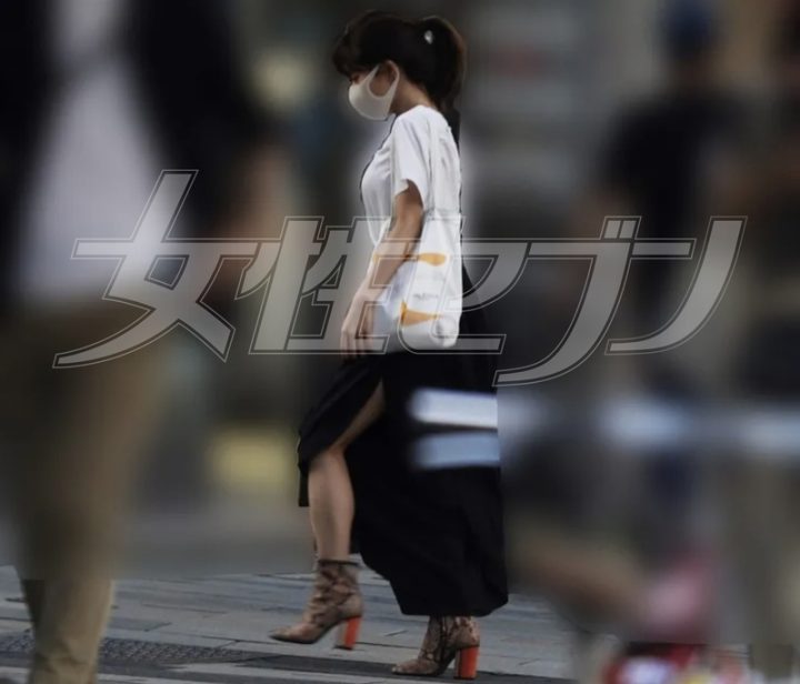 深いスリットのロングスカート（2020年）