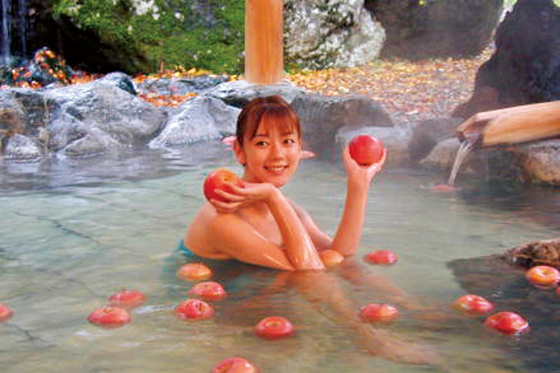 湯船に浮かんだりんごの香りで癒し度アップ