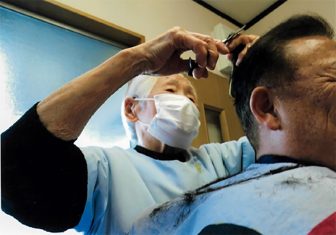 《世界最高齢の女性現役理容師》108才茶寿の箱石シツイさんが語る“長寿の秘訣”「ひるまず、うらや…