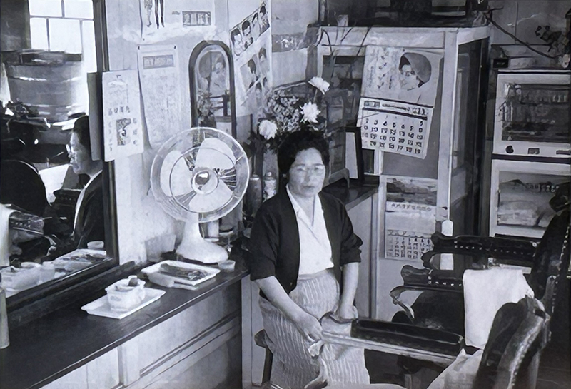 両親も夫も亡くなり、絶望の淵にいたシツイさんが、36才のときに再起をかけて開業した「理容 ハコイシ」。瞬く間に繁盛店になった