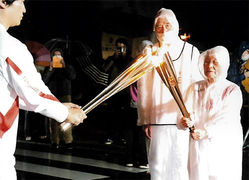 聖火ランナーの依頼を受けてからは、足首に1.5kgの重りをつけてひざの上げ下げ運動をしたり、毎日2km歩いたりと、トレーニングに励んだ